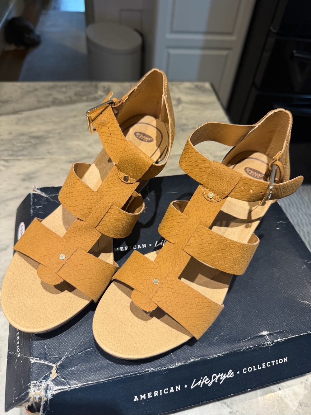 Dr. Scholl's Tan Strappy Wedge Sandals 9.5 m damaged box